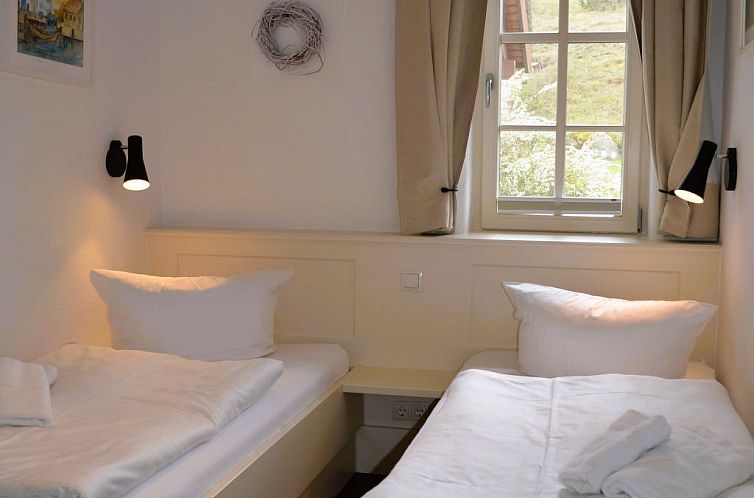 Vakantiehuis TRADITIONELLES REETDACHHAUS MIT SAUNA, KAMINOFE