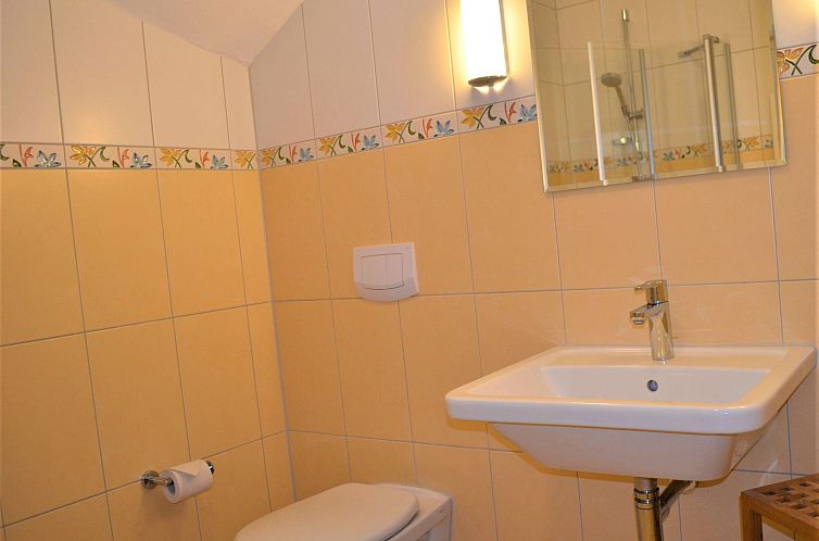 Vakantiehuis TRADITIONELLES REETDACHHAUS MIT SAUNA, KAMINOFE