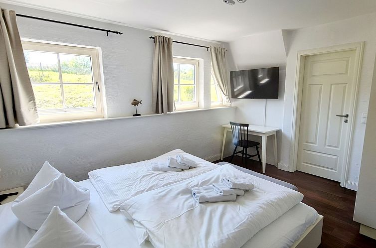 Vakantiehuis TRADITIONELLES REETDACHHAUS MIT SAUNA, KAMINOFE