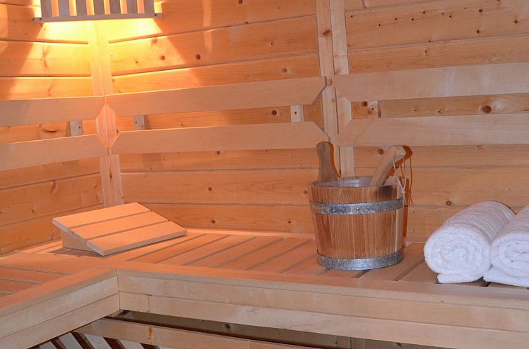Vakantiehuis TRADITIONELLES REETDACHHAUS MIT SAUNA, KAMINOFE