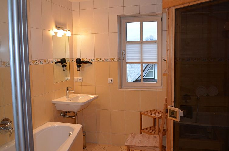 Vakantiehuis TRADITIONELLES REETDACHHAUS MIT SAUNA, KAMINOFE