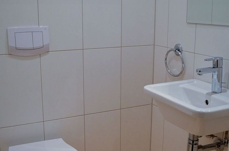 Vakantiehuis TRADITIONELLES REETDACHHAUS MIT SAUNA, KAMINOFE