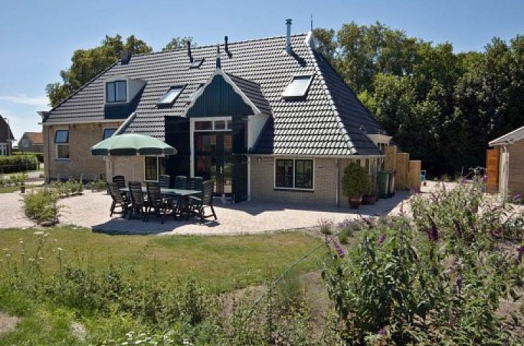 Geniet van de rust op de Boerderij in Hoorn, Terschelling, met een prachtig terras en groene omgeving.