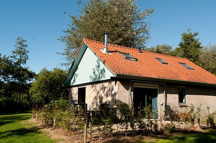 Vakantiehuis De Fuik in Midsland, Terschelling omgeven door groene natuur op de Waddeneilanden.
