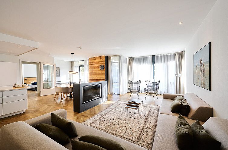 Stijlvolle woonkamer in DeLuxe Appartement in Midsland, Terschelling, Waddeneilanden met moderne inrichting.