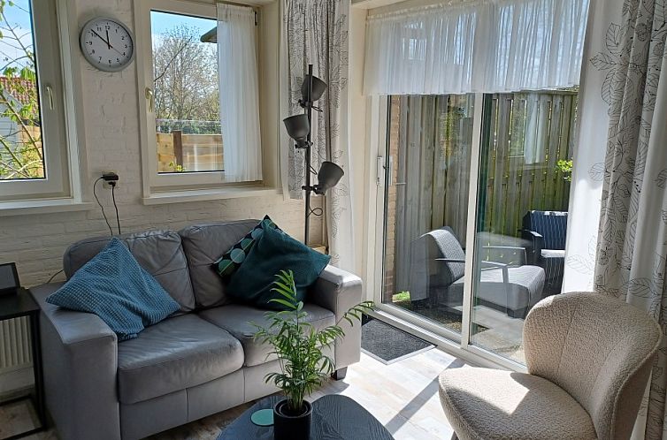 Gezellige zithoek in Appartement Jelle, Oosterend, Terschelling met uitzicht op terras.