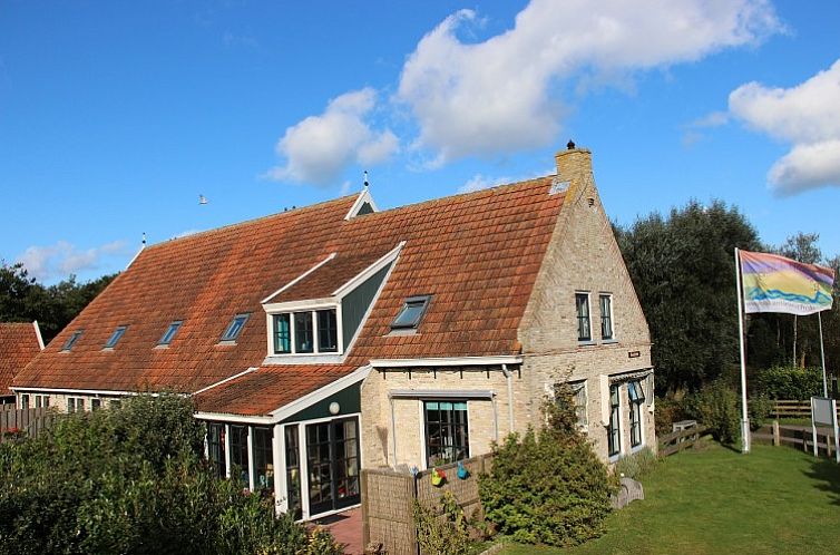 Finistere appartement in Oosterend Terschelling met charmante stenen gevel en landelijke omgeving.
