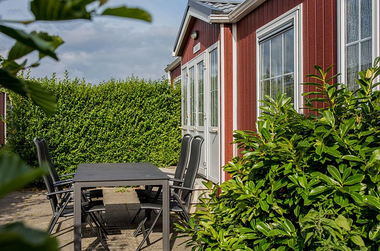 Geniet van de zonnige veranda bij Duinbungalow Tjermelan in Oosterend, Terschelling, ideaal voor een ontspannen vakantie.