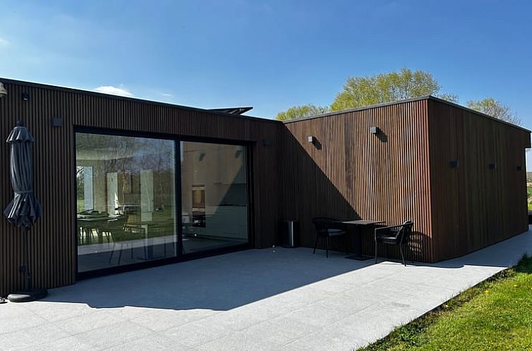 Moderne buitenkant van Vakantiehuis in Zemst, Vlaams-Brabant, Belgie, met ruim terras en groene omgeving.