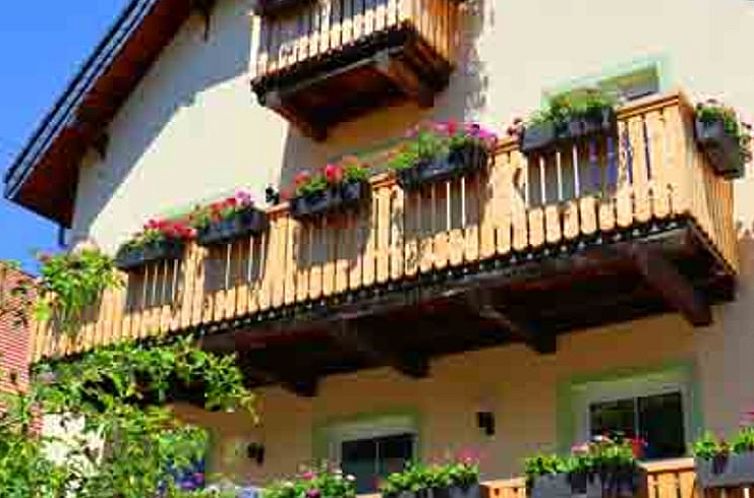 Ferienhaus in Loeffingen mit traditionellen Holzbalkonen, umgeben von der Natur des Schwarzwaldes, Deutschland.