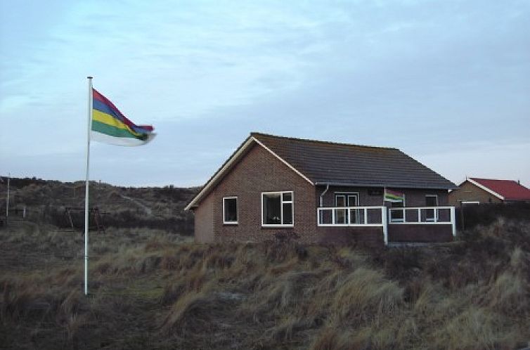Vakantiehuis Pirola in Midsland aan Zee, Terschelling omgeven door duinen en natuur.