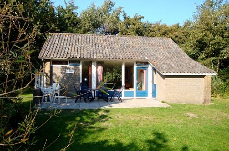 De Olm bungalow met zonnig terras in Midsland Noord, Terschelling, omringd door natuur.