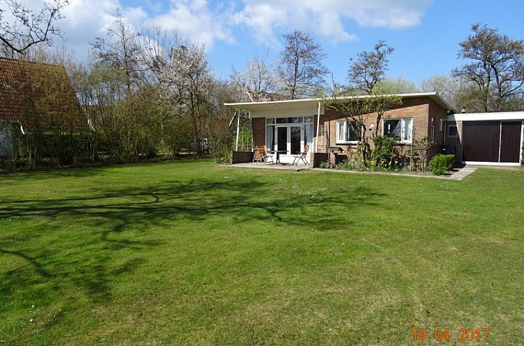ELysium bungalow in Midsland Noord, Terschelling met ruime tuin en terras, ideaal voor natuurliefhebbers.