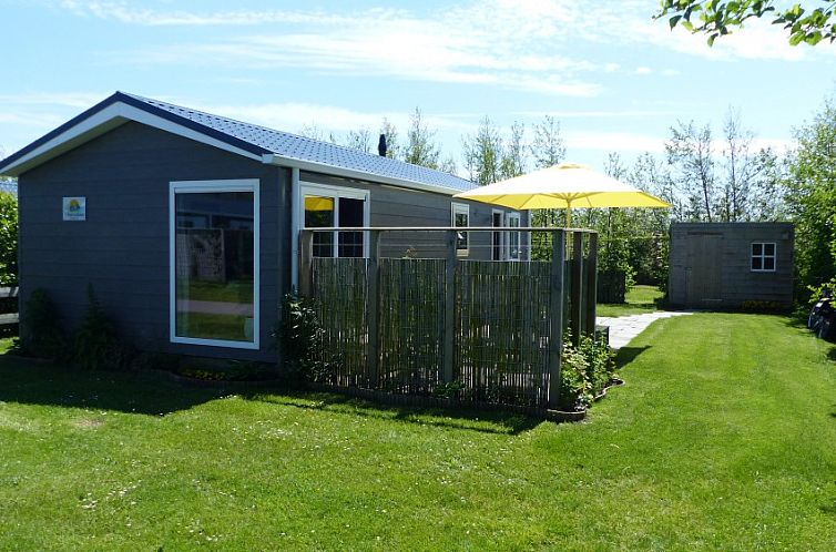 't Snitserleven Chalet in Midsland Noord, Terschelling, met zonnige tuin en groene omgeving.
