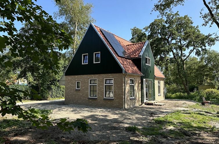 Vakantiehuis Deugniet in Midsland Noord, Terschelling omgeven door groene natuur en rustgevende omgeving.
