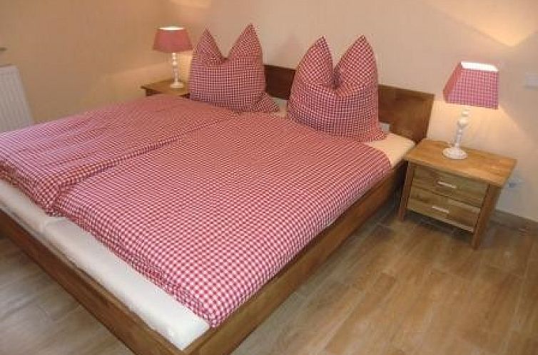 Ferienhof am Biberbach slaapkamer met comfortabel bed, Hoerselberg-Hainich, Thueringen.