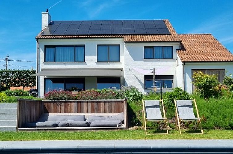 Villa Veldzicht in Glabbeek, Belgium with modern vacation home and swimming pool in green surroundings.