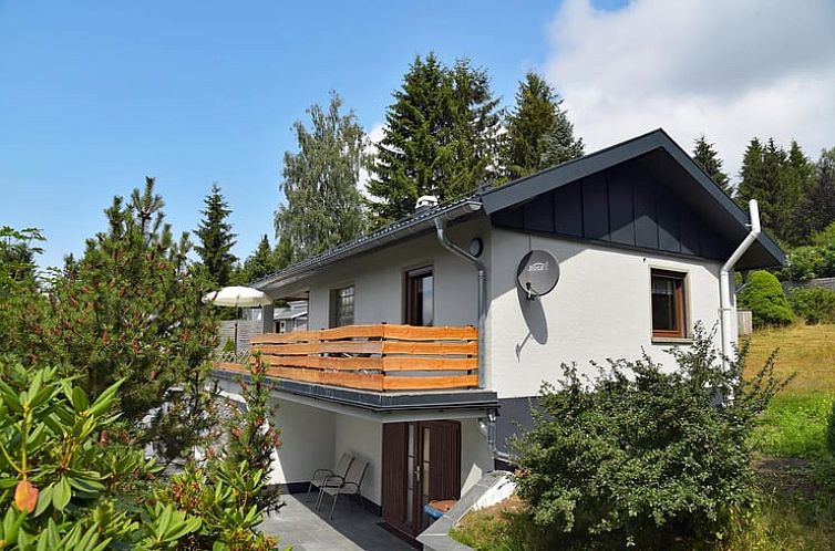 Ferienhaus Cottage in Goldlauter-Heidersbach, Thueringen, Deutschland, mit Blick auf die umliegenden Waelder.