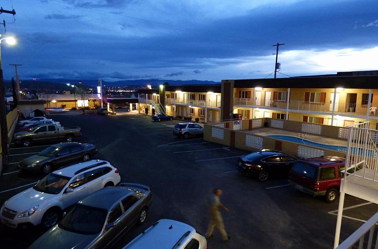 Economy Inn & Suites