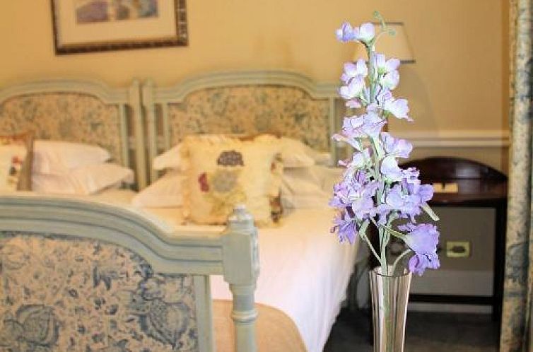 Hacklewood Hill Country House