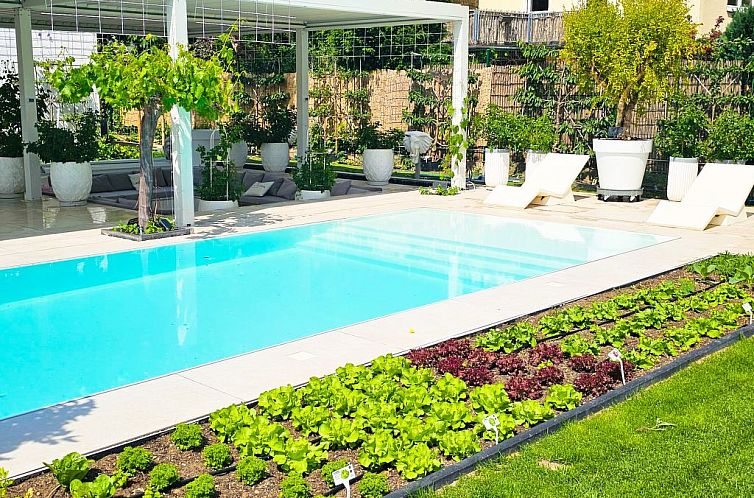 Appartement Luxurious large Home, Pool , Garden , Koi Pond