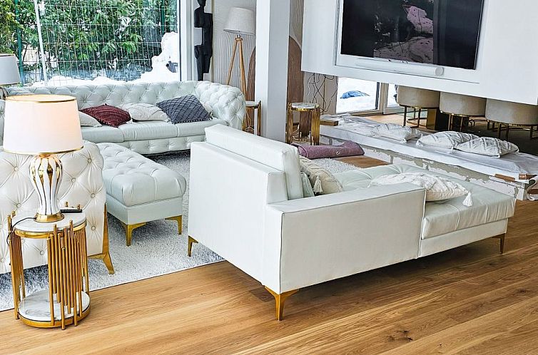 Appartement Luxurious large Home, Pool , Garden , Koi Pond