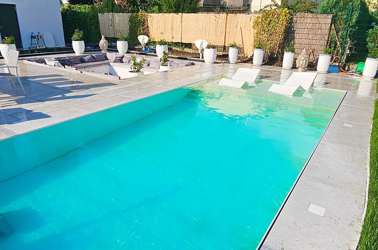 Appartement Luxurious large Home, Pool , Garden , Koi Pond