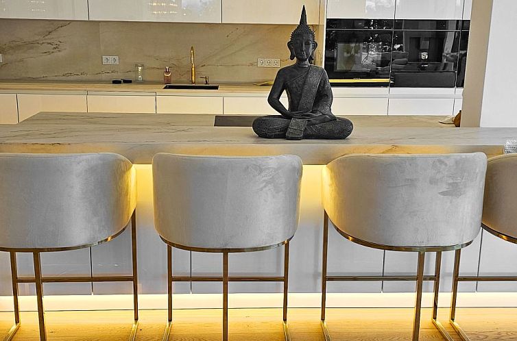 Appartement Luxurious large Home, Pool , Garden , Koi Pond