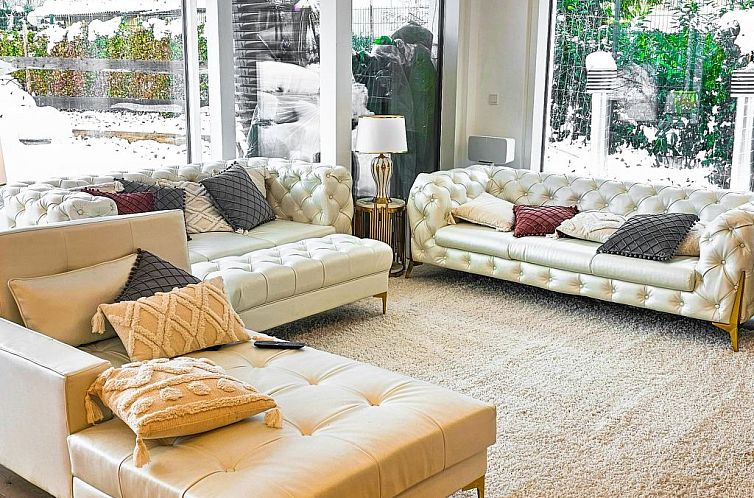 Appartement Luxurious large Home, Pool , Garden , Koi Pond