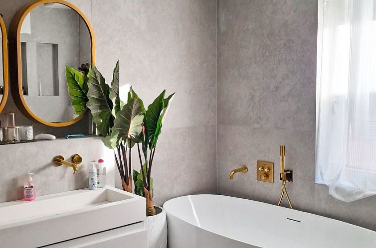 Appartement Luxurious large Home, Pool , Garden , Koi Pond