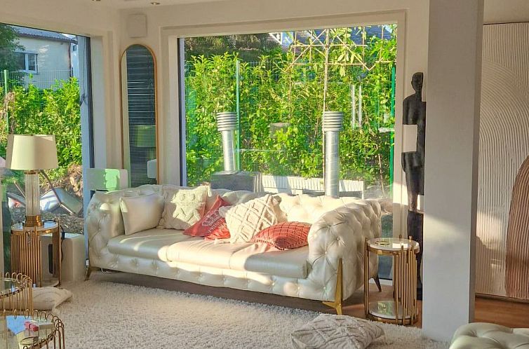 Appartement Luxurious large Home, Pool , Garden , Koi Pond