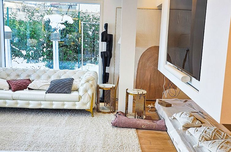 Appartement Luxurious large Home, Pool , Garden , Koi Pond