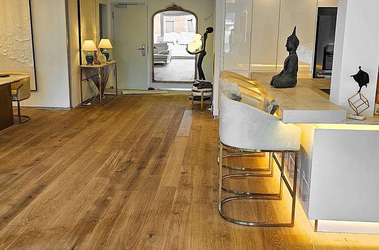 Appartement Luxurious large Home, Pool , Garden , Koi Pond