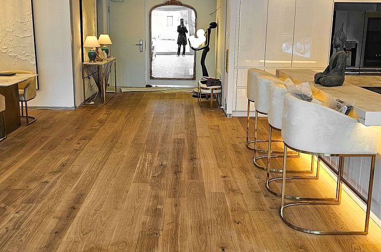 Appartement Luxurious large Home, Pool , Garden , Koi Pond