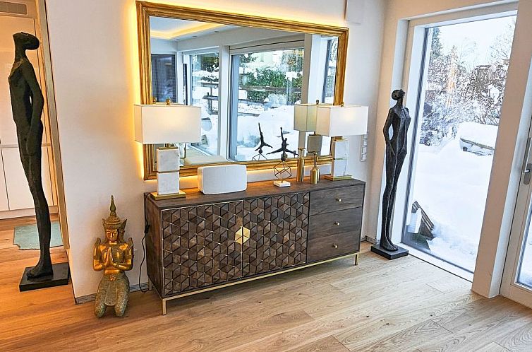 Appartement Luxurious large Home, Pool , Garden , Koi Pond