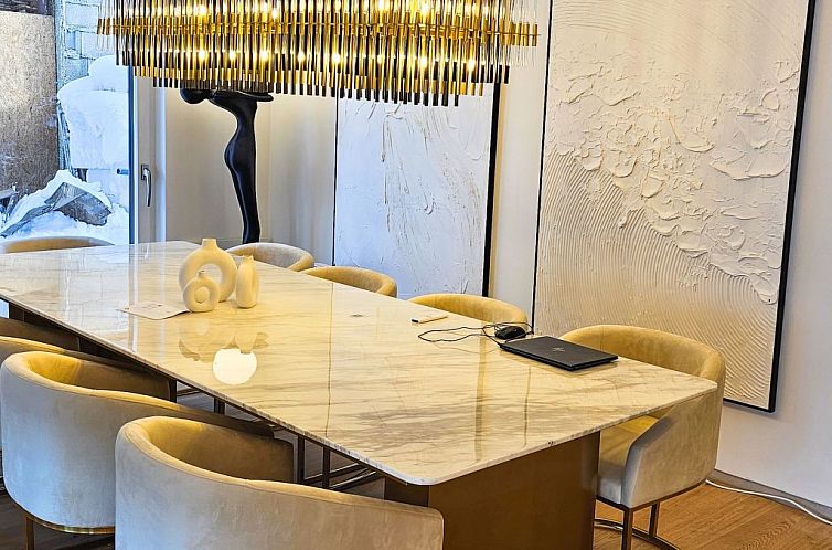 Appartement Luxurious large Home, Pool , Garden , Koi Pond