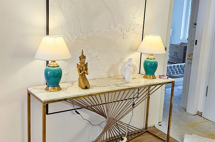 Appartement Luxurious large Home, Pool , Garden , Koi Pond