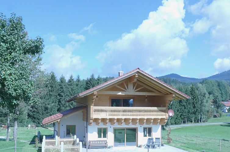 Gemuetliches Ferienhaus in Drachselsried, Bayern, mit Blick auf gruene Huegel.