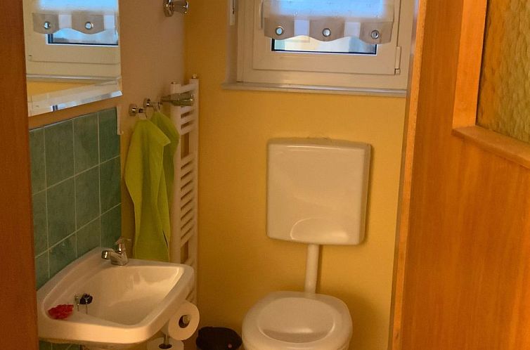 Appartement Freistehendes Ferienhaus mit Südbalkon