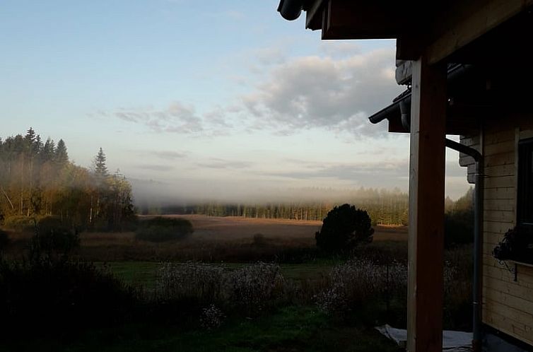 Rustgevende natuur rondom Huisje in St. Oswald, een vakantieverblijf in Sankt Oswald, Beieren, met panoramisch uitzicht.