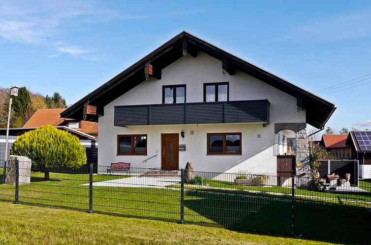 Charmant vakantiehuis in Hohenau, Beieren, met groene omgeving en uitnodigend terras voor een serene vakantie-ervaring.