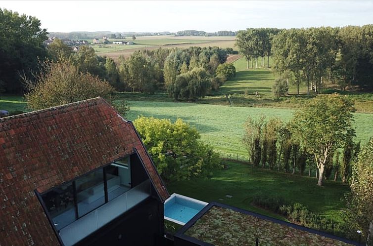 Uitzicht op groene omgeving vanuit Vakantiehuisje in Sint-Pieters-Leeuw, Vlaams-Brabant, Belgie, met weids landschap.