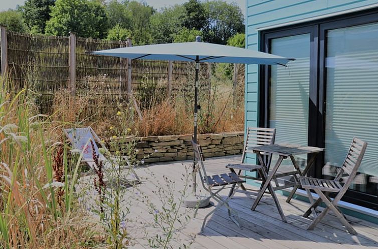 Ontspan op de veranda van Vakantiehuisje in Stadtlauringen, een idyllisch vakantiehuis in het groene Beieren, Duitsland.