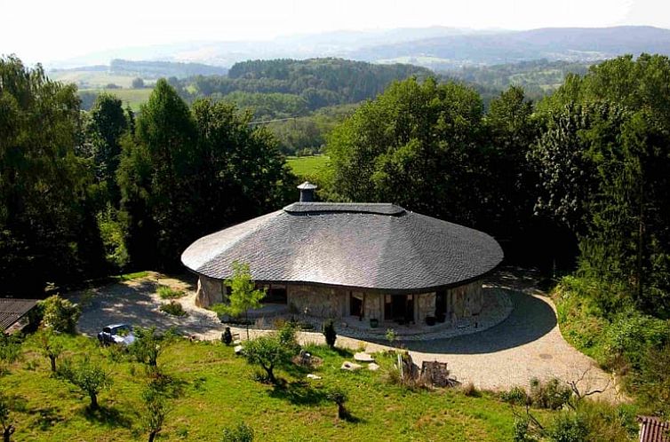 Entdecken Sie das Ferienhaus in Hoesbach, Bayern, Deutschland, ein charmantes Ferienhaus mit Panoramablick auf die umliegenden Waelder.