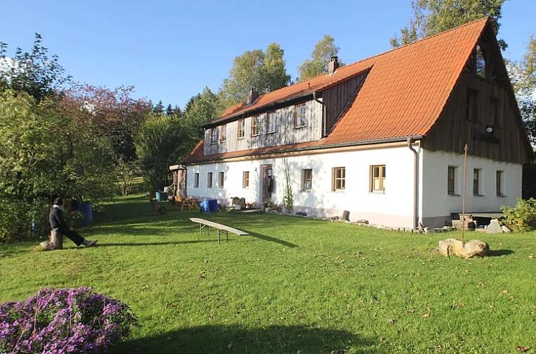 Geniessen Sie die ruhige Umgebung des Ferienhauses in Bischofsgruen, Bayern, ein schoenes Ferienhaus im Gruenen.