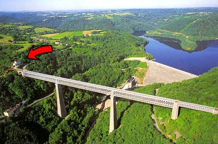 Verblijf in Vakantiehuisje in Les Ancizes-Comps, gelegen in het groene landschap van Auvergne met uitzicht op viaduct.