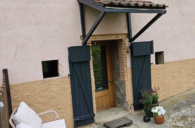 Authentieke voordeur van Huisje in Bertignat, gelegen in het rustieke landschap van Auvergne, Frankrijk.