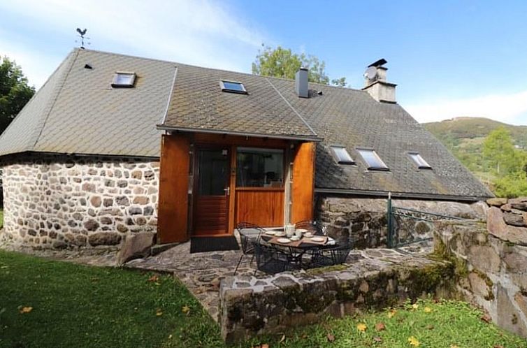 Geniet van de rust op de veranda van Huisje in Cheylade, een idyllisch vakantieverblijf in het hart van Auvergne, Frankrijk.