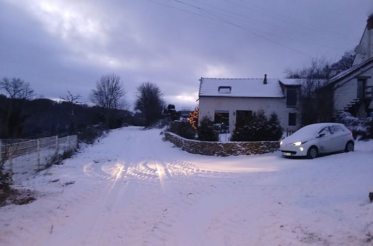 Entdecken Sie Holiday Home in Virlet, ein gemuetliches Ferienhaus in der schoenen Landschaft der Auvergne, Frankreich.