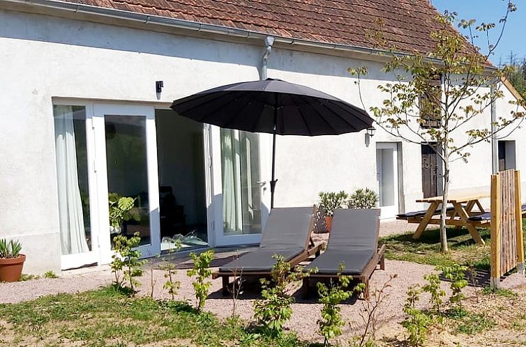 Geniet van de zon op het terras van Vakantiehuisje in Saint Bonnet Troncais, een charmante vakantiewoning in Auvergne, Frankrijk.
